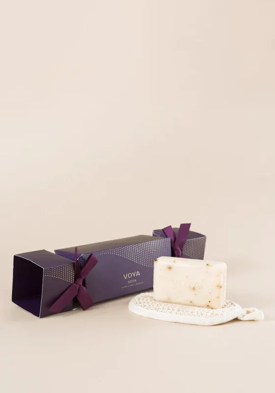 Voya When a Star is Born Cracker Gift Set